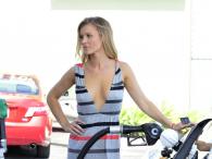 Joanna Krupa w eleganckiej sukni tankuje samochód